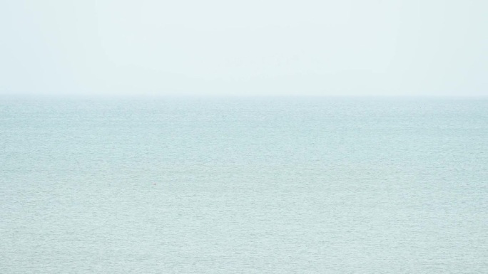 暴风雨前的4k海景场景，自然背景与蓝天