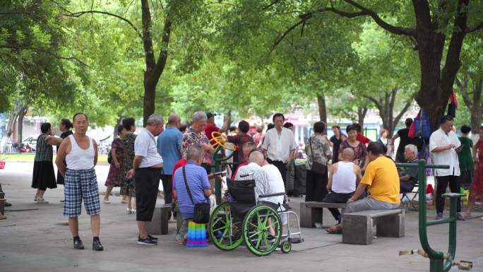 城市公园人文中老年人休闲聊天老年幸福生活