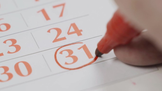 在日历上，第31个数字被醒目地用红色记号笔标出。