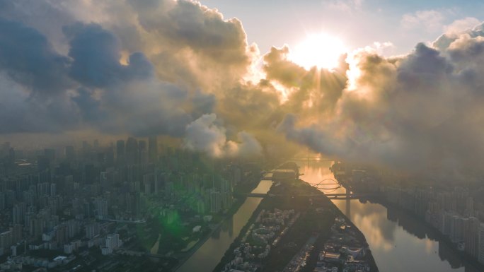 早晨的阳光穿透云层照射到珠江新城与广州塔