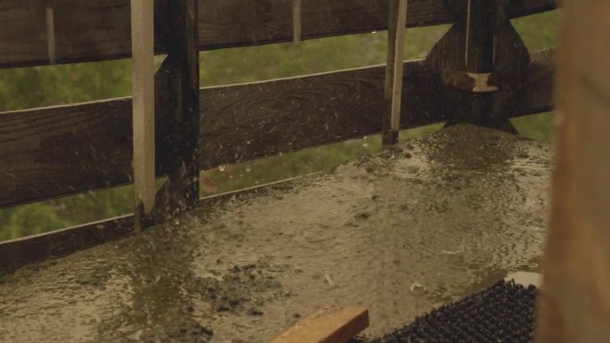 地上的雨滴和雷雨时篱笆上的滴水，都是静止的