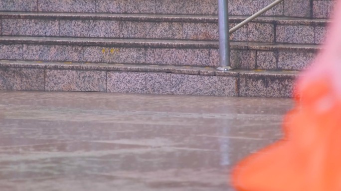 城市夜晚下雨天雨景人流夜景街景撑伞行人_