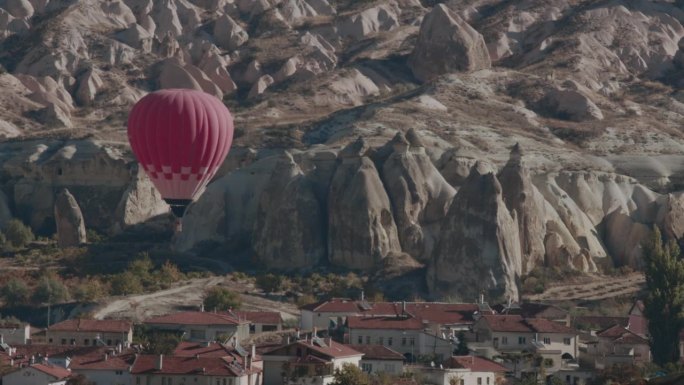 房子上方山谷里的红气球