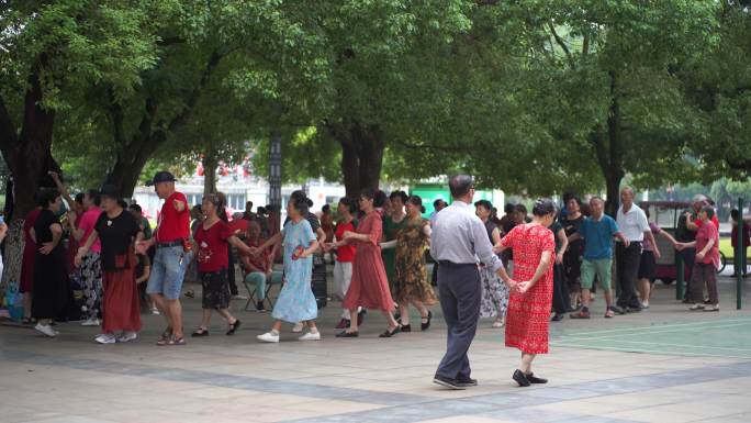 城市公园人文中老年人晨练广场舞休闲运动