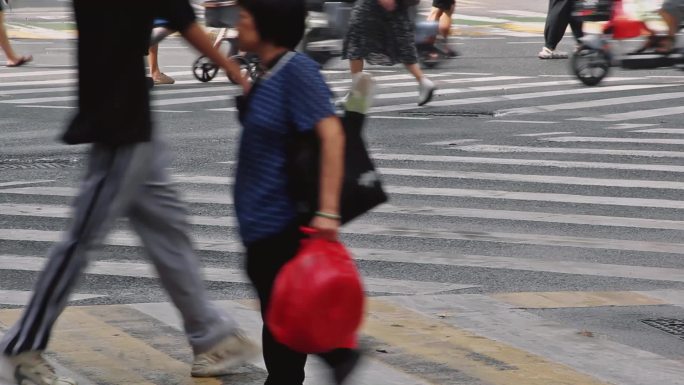 十字路口通行的行人和电动车