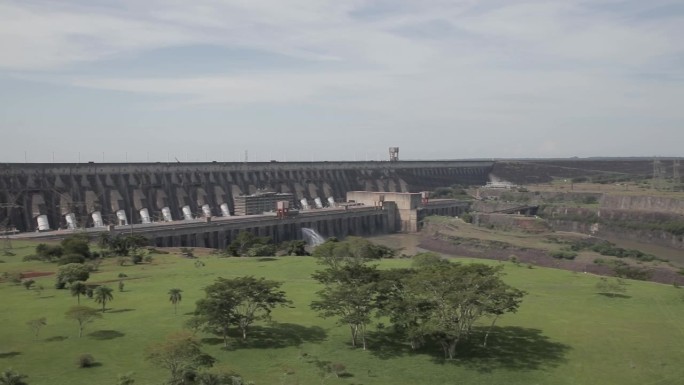 巴西和巴拉圭之间的伊泰普水电站和周围景观全景图。锅吧