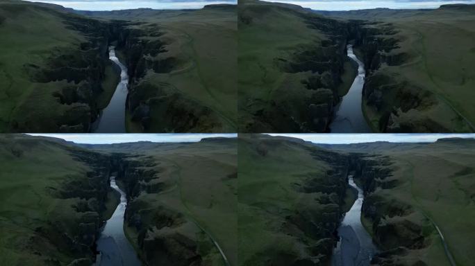 夏季从冰岛东南部高地的Fjaðrárgljúfur峡谷鸟瞰图，峡谷深100米，长2公里，周围是异国情
