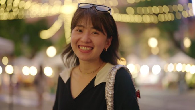 兴高采烈的女人在泰国夜市逛。