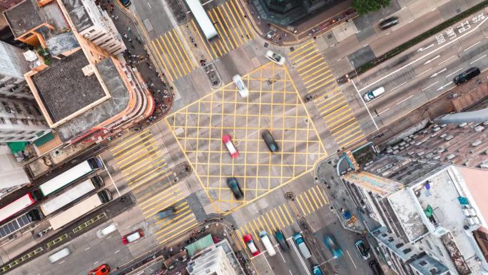 鸟瞰香港城市十字路口及行人过马路