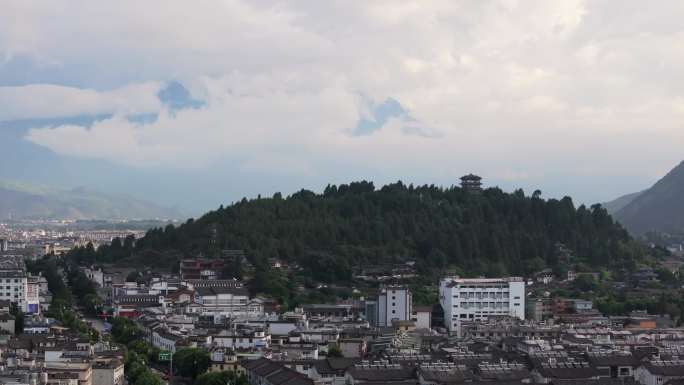 云南丽江古城，远处是玉龙雪山