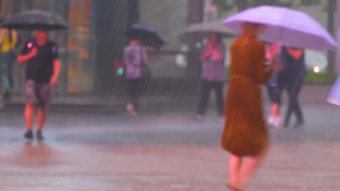 城市夜晚下雨天雨景人流夜景街景撑伞行人_