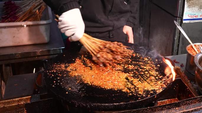 城市街头特色美食小吃烹饪火焰烧烤牛肉串