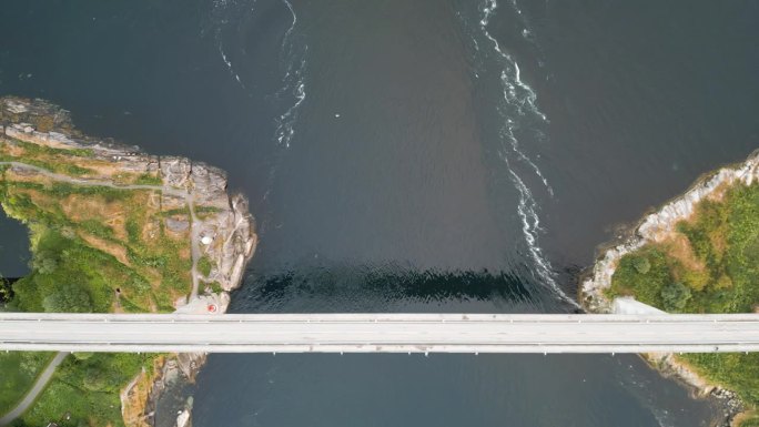 挪威北部地区Saltstraumen大漩涡的漩涡，鸟瞰美丽的大自然。盐湖是一个小海峡，拥有世界上最强