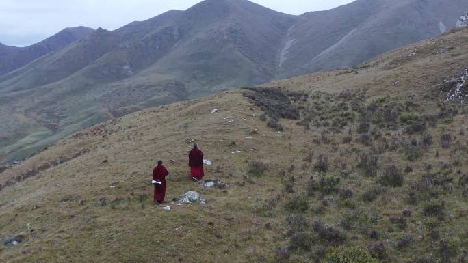 航拍藏族佛教僧人高山喇嘛