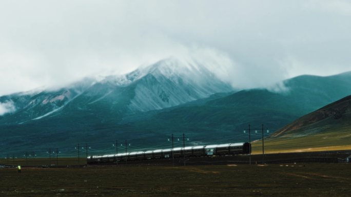 【4K】雪山下行驶的火车