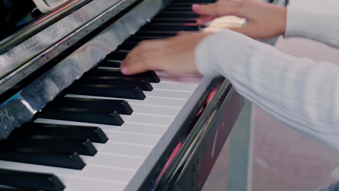 女孩弹钢琴，钢琴练习，练习弹钢琴，钢琴