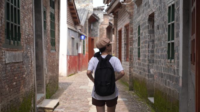 美女独自一个人旅行走路民国时期建筑街道