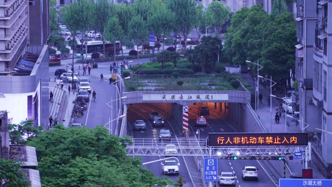 武汉城市立体交通道路长江隧道汽车车流