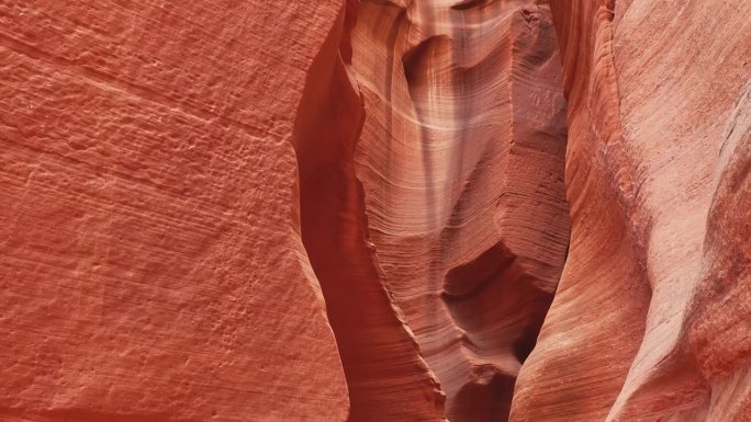 在亚利桑那州纳瓦霍领地的羚羊峡谷，低角度观看高大陡峭的红色砂岩岩层的景色