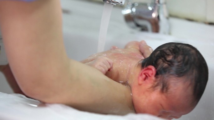 婴儿新生儿小宝宝胎儿孕妇怀孕洗澡医院妇产