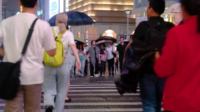 城市夜晚下雨天雨景人流夜景行人过马路街景