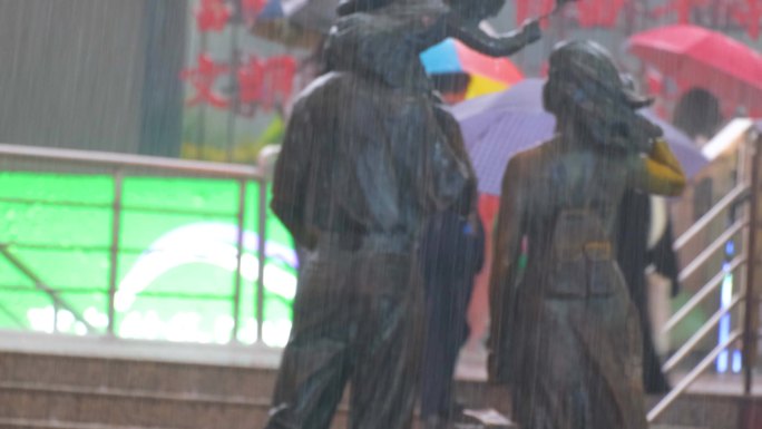 城市夜晚下雨天雨景人流夜景街景撑伞行人_