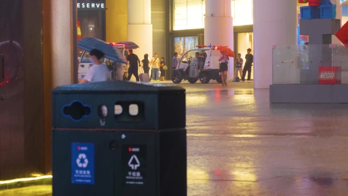 城市夜晚下雨天雨景人流夜景街景撑伞行人_