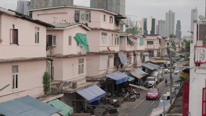 泰国，曼谷，19.07.2023:曼谷王迈区的街道。一个有许多穷人居住的地区。城市社区，当地社区，街