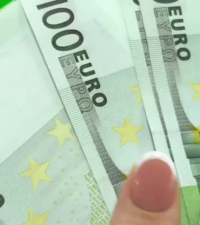 绿色背景的100欧元钞票铬色在女性手中数钱现金柜台货币兑换出售财富付清赢了很多钱得到一笔遗产