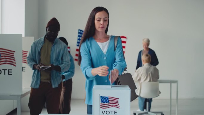 在州公投日，不同的美国人在投票箱里投票