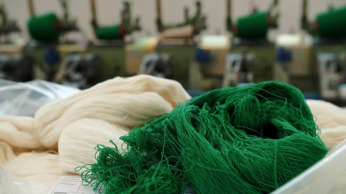 线生产。纱线制作工艺。纺纱生产。纺织厂设备。纺织工厂。纱线。