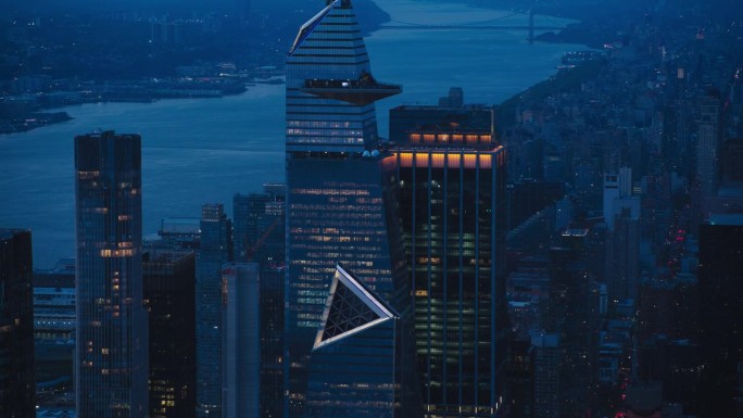 美国纽约市哈德逊广场摩天大楼30号附近的夜景鸟瞰。夜间航拍镜头与现代摩天大楼拥挤的观景阳台。游客观赏