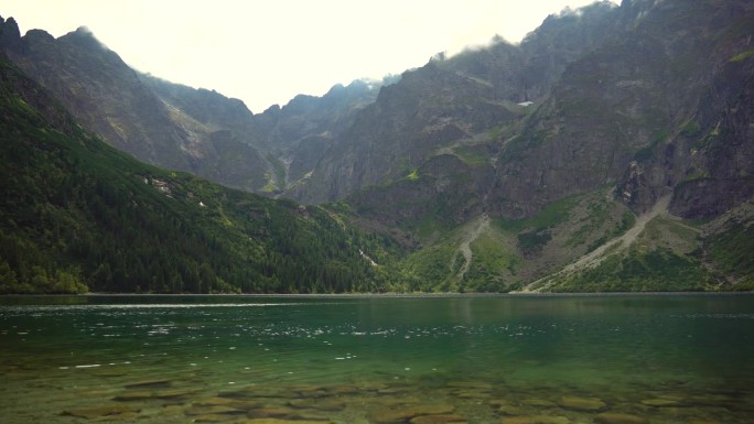 莫斯基湖(海眼)是塔特拉山脉最大、第四深的湖。它位于波兰Tatra国家公园的深处，在Rybi Pot