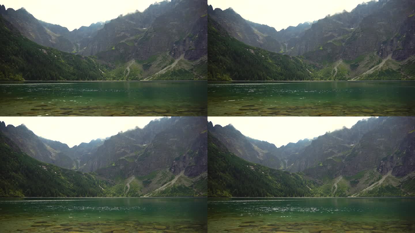 莫斯基湖(海眼)是塔特拉山脉最大、第四深的湖。它位于波兰Tatra国家公园的深处，在Rybi Pot