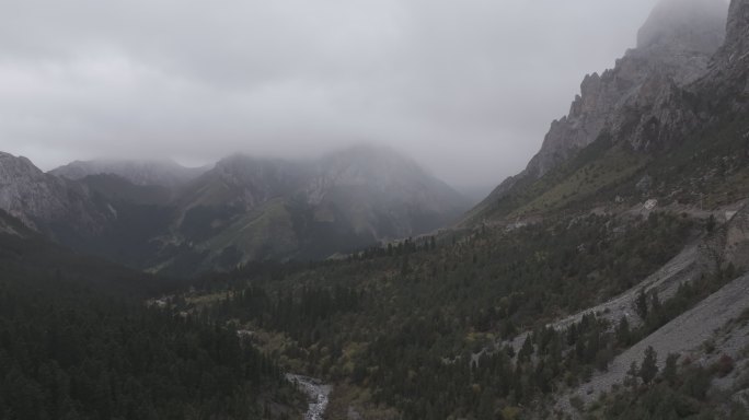 D-log模式航拍迷雾中洛克公路的远山