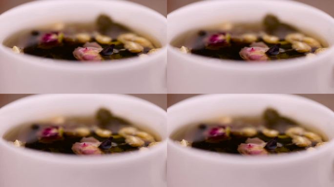 用干玫瑰和茉莉花冲泡的热绿茶