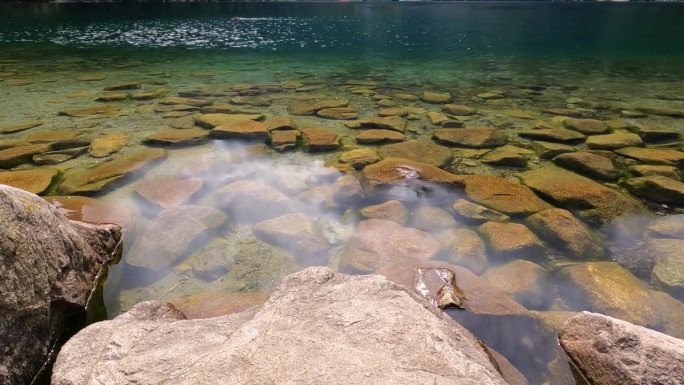 莫斯基湖(海眼)是塔特拉山脉最大、第四深的湖。它位于波兰Tatra国家公园的深处，在Rybi Pot