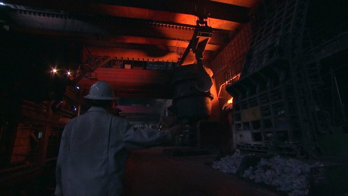 炼钢厂工人工作特写 吹哨安全帽指挥锅炉