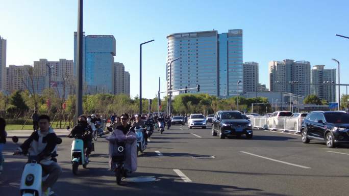 市井斑马线城市生活节奏早高峰晚高峰自行车