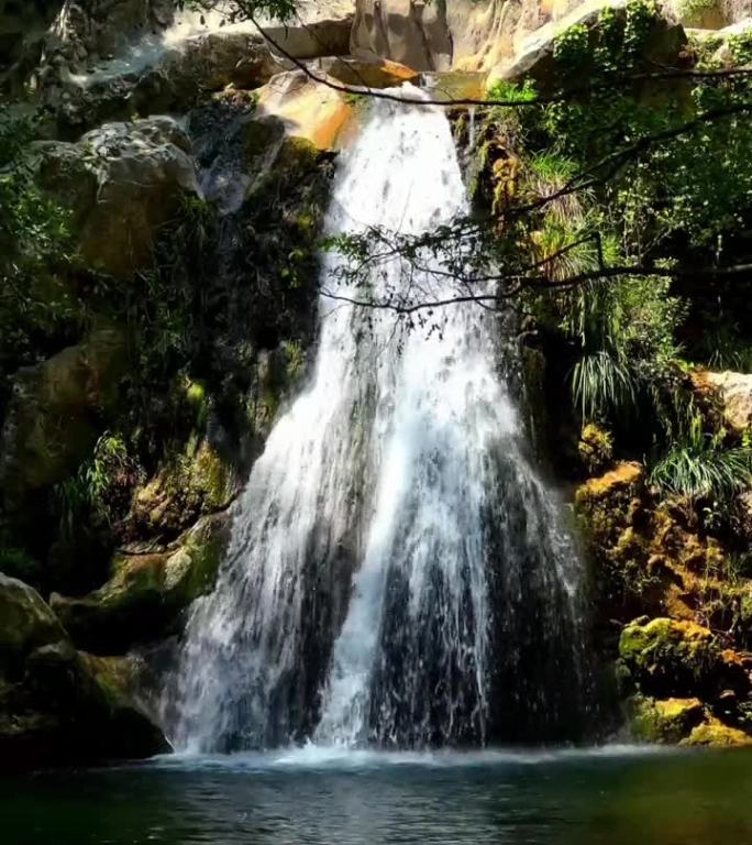 小甜天然瀑布在大自然中独具特色。