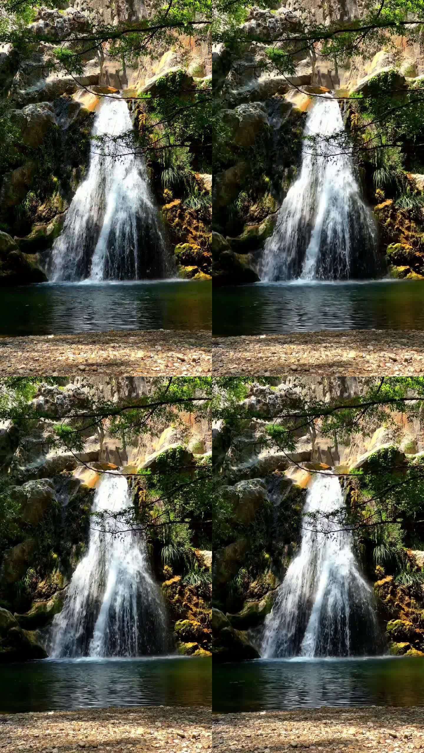 小甜天然瀑布在大自然中独具特色。