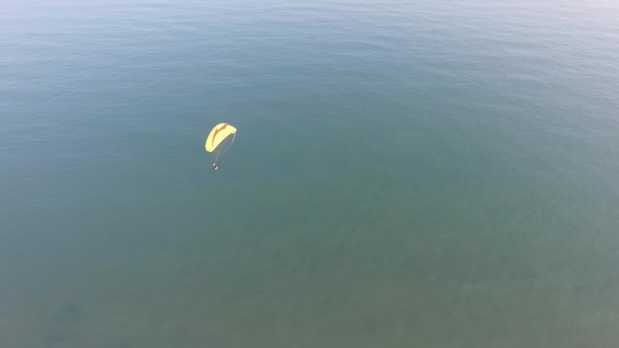 青岛海边动力滑翔伞航拍一条