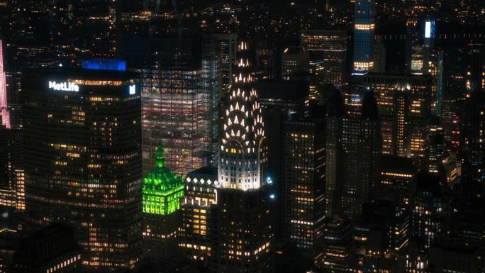 曼哈顿下城建筑鸟瞰图。从直升机上拍摄的金融商业区全景夜景。纽约历史悠久的办公大楼和摩天大楼的风景