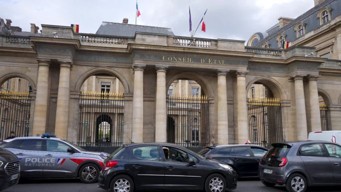 2023年5月3日，法国巴黎。从带有法国国旗和欧盟国旗的国务委员会大厦的街道上看。法国公共机构