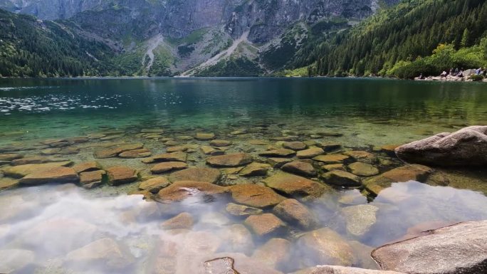 莫斯基湖(海眼)是塔特拉山脉最大、第四深的湖。它位于波兰Tatra国家公园的深处，在Rybi Pot