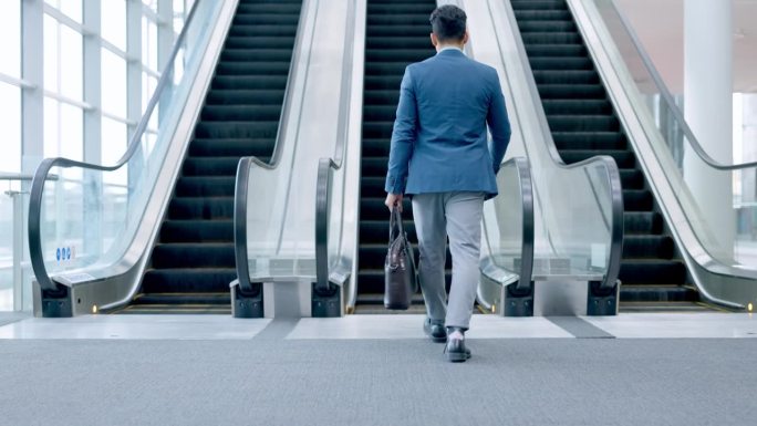 办公大厅或办公大楼入口的步行、商务、自动扶梯。在机场候机楼里移动，楼梯上和拿着包或公文包的人