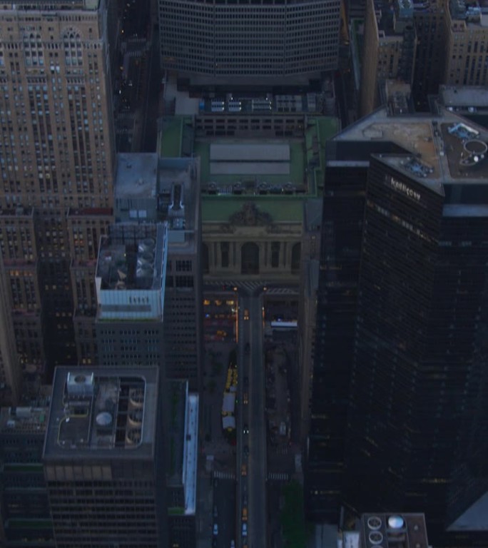 垂直屏幕:曼哈顿中城的城市风景。历史和现代纽约市摩天大楼，新建筑正在建设中。美国著名旅游和商务目的地