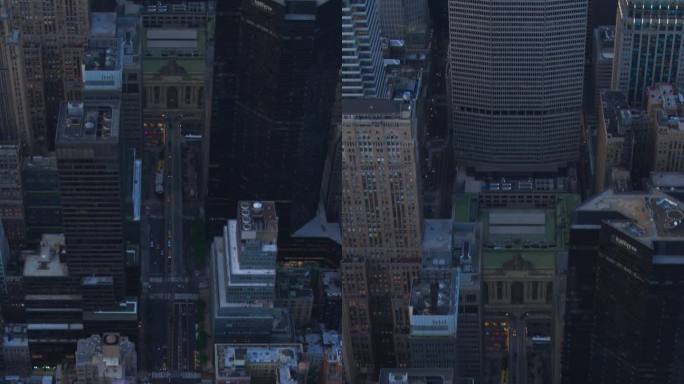 垂直屏幕:曼哈顿中城的城市风景。历史和现代纽约市摩天大楼，新建筑正在建设中。美国著名旅游和商务目的地
