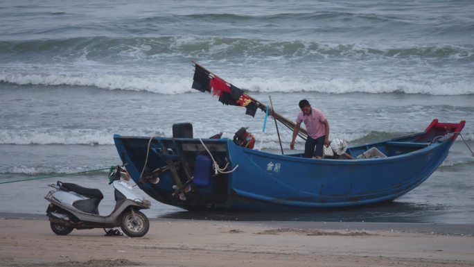 海边渔船海浪