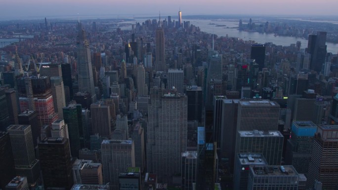 曼哈顿下城建筑鸟瞰图。从直升机上拍摄帝国大厦和华尔街商业区的全景镜头。纽约市历史悠久的办公大楼的风景